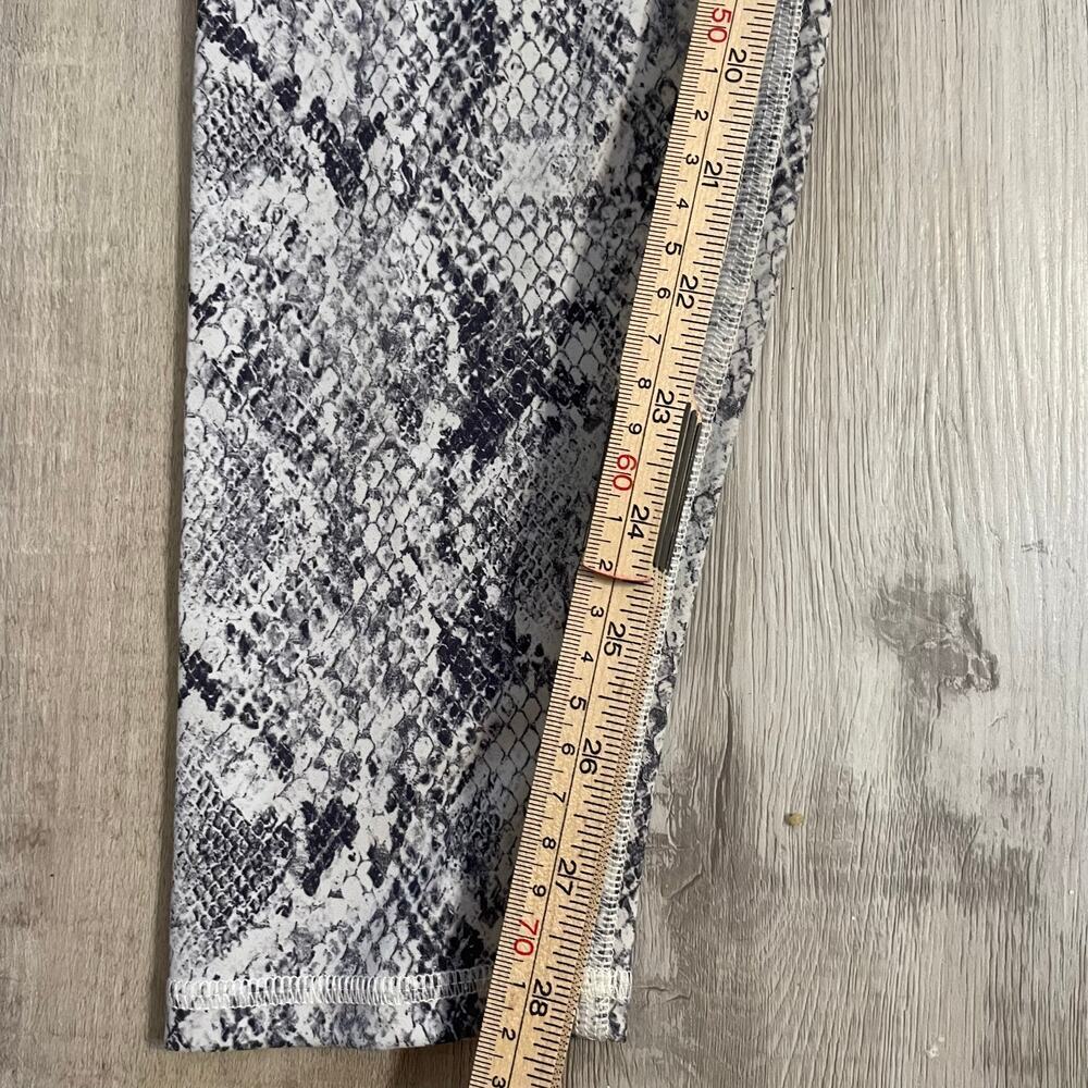 Alo yoga snakeskin legging size large - Picture 12 of 13